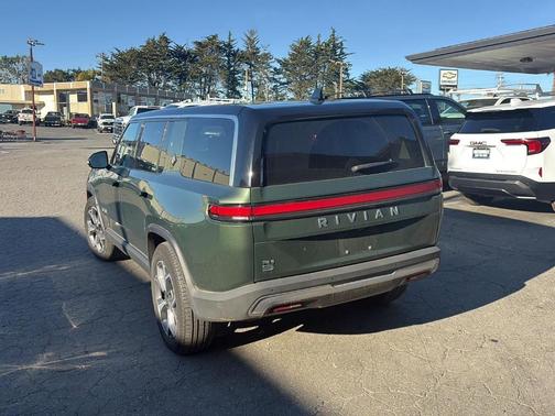 2024 Rivian R1S Adventure