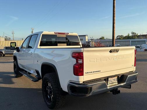 Summit White 2024 Chevrolet Silverado 2500 LT