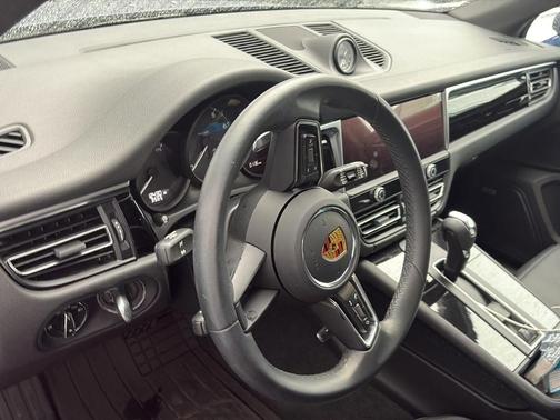 2022 Porsche Macan Base