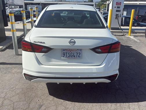 Glacier White 2025 Nissan Altima SV