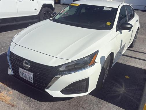 Glacier White 2025 Nissan Altima SV