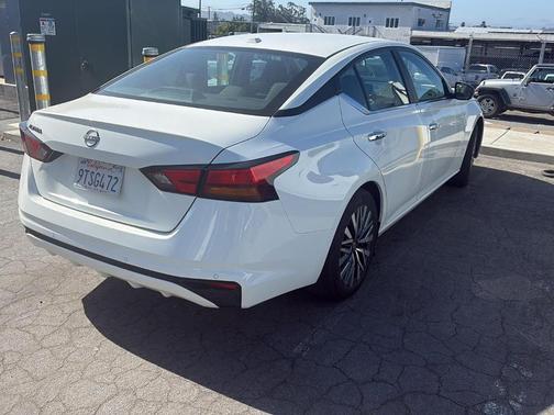 Glacier White 2025 Nissan Altima SV