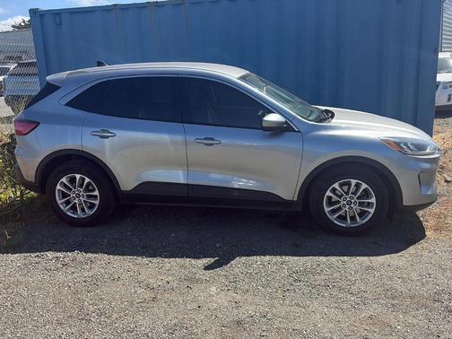 Iconic Silver Metallic 2021 Ford Escape SE