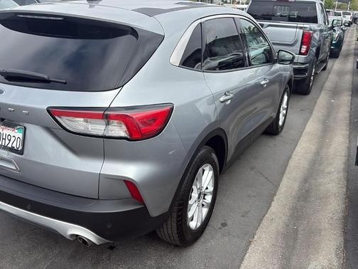 Iconic Silver Metallic 2021 Ford Escape SE