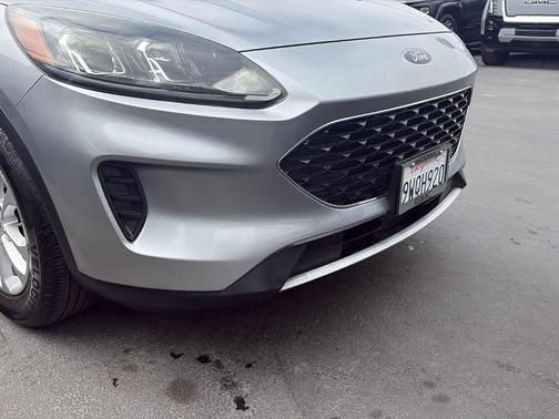 Iconic Silver Metallic 2021 Ford Escape SE