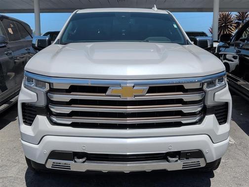 Iridescent Pearl Tricoat 2022 Chevrolet Silverado 1500 High Country