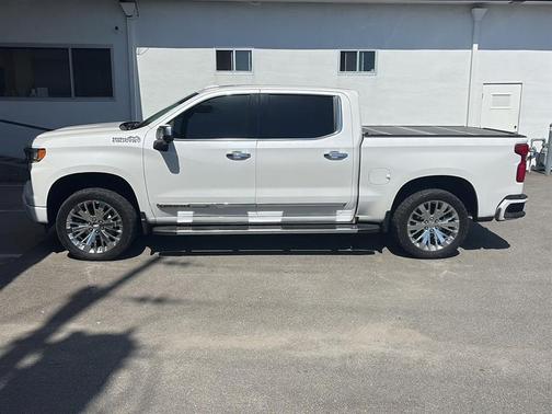 Iridescent Pearl Tricoat 2022 Chevrolet Silverado 1500 High Country