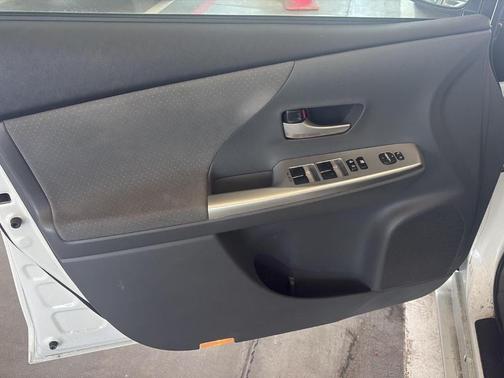 2013 Toyota Prius v Five