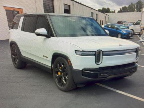 Glacier White 2025 Rivian R1S ASCEND