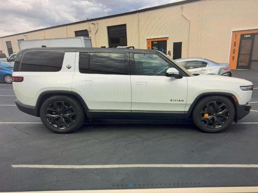 Glacier White 2025 Rivian R1S ASCEND