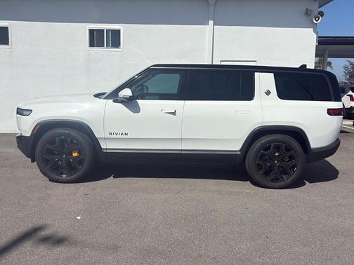 Glacier White 2025 Rivian R1S ASCEND