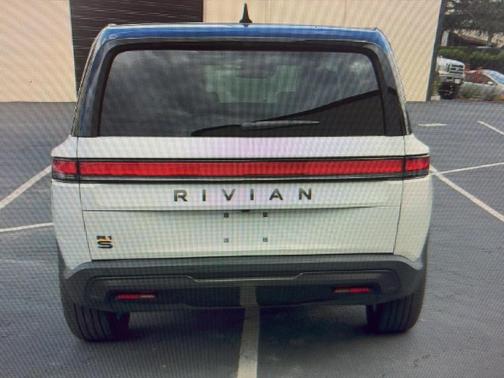 Glacier White 2025 Rivian R1S ASCEND