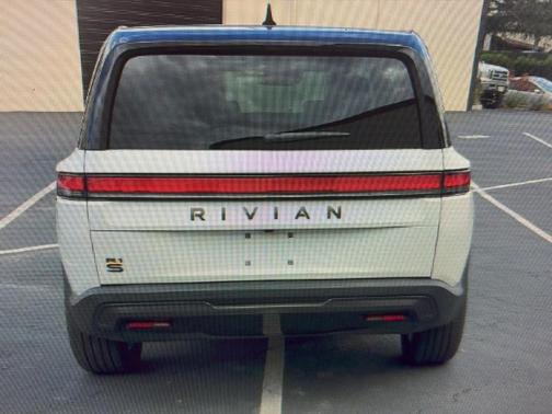 Glacier White 2025 Rivian R1S ASCEND