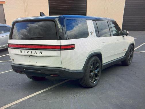 Glacier White 2025 Rivian R1S ASCEND