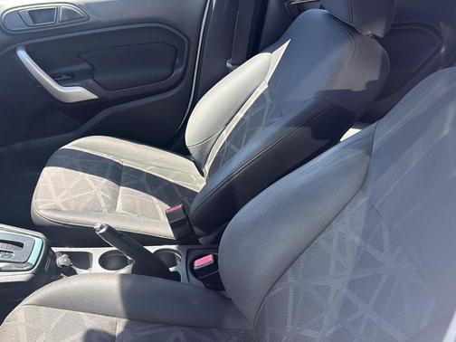 Oxford White 2011 Ford Fiesta SES
