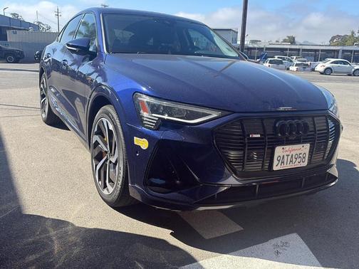 Navarra Blue Metallic 2022 Audi e-tron S line Premium