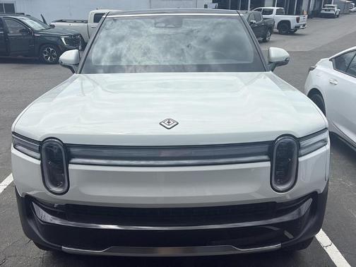 Glacier White 2026 Rivian R1S Dual Motor Standard Pack