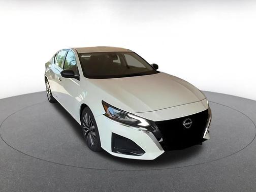 Glacier White 2025 Nissan Altima SV FWD