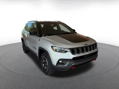 Silver Zynith Metallic Clearcoat 2025 Jeep Compass Trailhawk