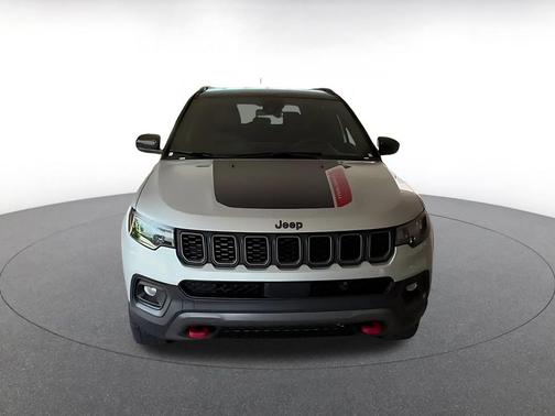 Silver Zynith Metallic Clearcoat 2025 Jeep Compass Trailhawk