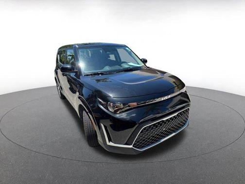 Fusion Black 2025 Kia Soul LX