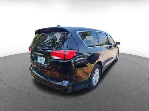 2024 Chrysler Voyager LX