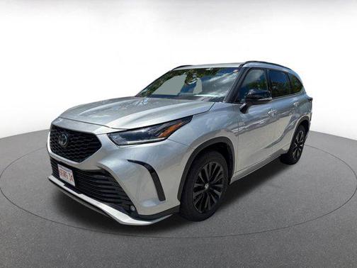 Celestial Silver Metallic 2025 Toyota Highlander LE