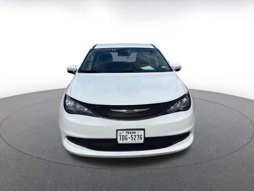 Bright White Clearcoat 2023 Chrysler Voyager LX