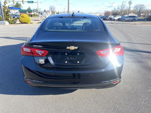 Mosaic Black Metallic 2024 Chevrolet Malibu FWD 1LT