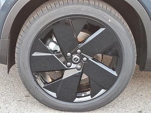 2026 Volvo XC40 B5 Ultra Black Edition