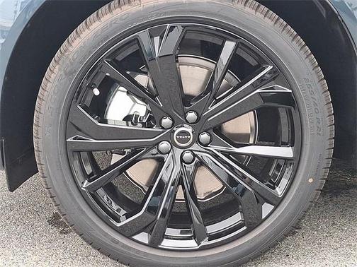 2026 Volvo XC60 B5 Ultra Black Edition