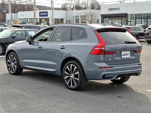 2023 Volvo XC60 B5 Plus Dark Theme