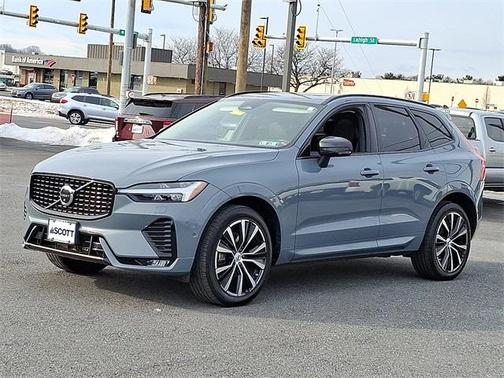 2023 Volvo XC60 B5 Plus Dark Theme