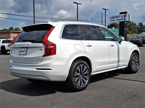 2022 Volvo XC90 T6 Momentum