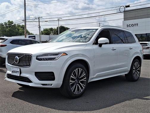 2022 Volvo XC90 T6 Momentum