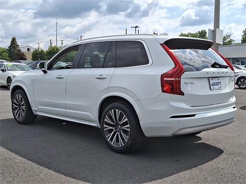 2022 Volvo XC90 T6 Momentum