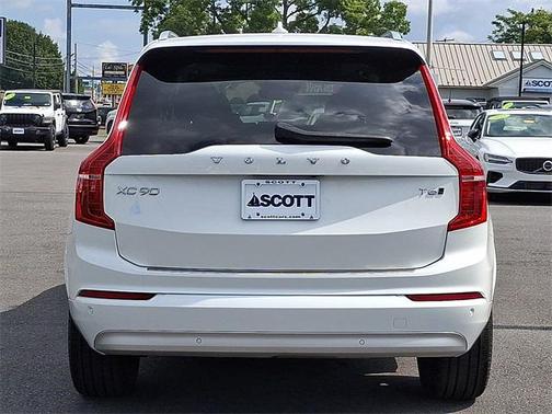 2022 Volvo XC90 T6 Momentum