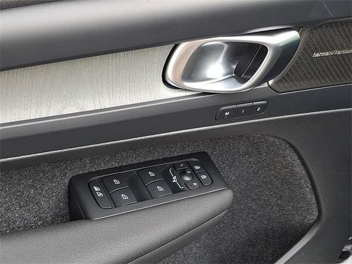 2026 Volvo XC40 B5 Ultra
