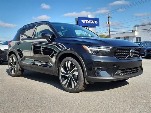 2025 Volvo XC40 B5 Plus Dark Theme