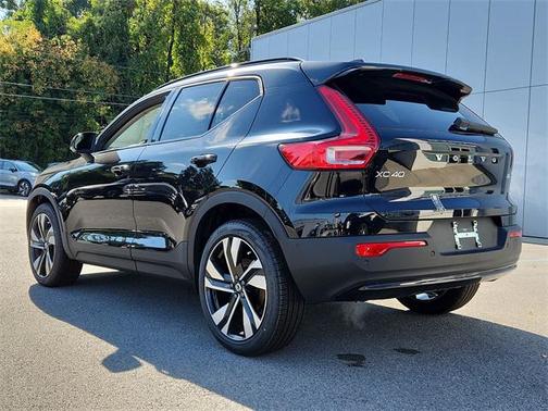 2025 Volvo XC40 B5 Plus Dark Theme