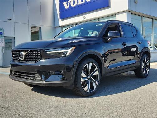 2025 Volvo XC40 B5 Plus Dark Theme