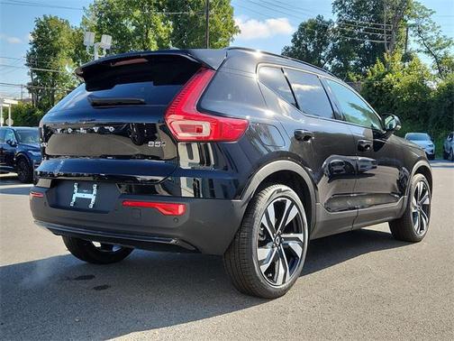 2025 Volvo XC40 B5 Plus Dark Theme