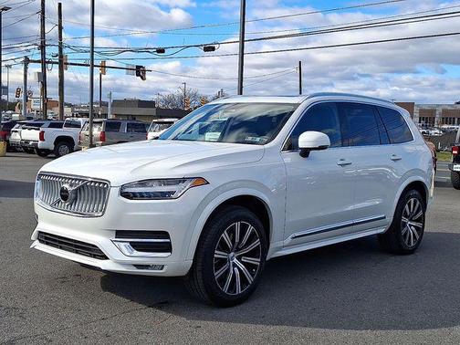 2025 Volvo XC90 B5 Core
