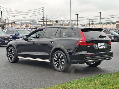 2024 Volvo V60 Cross Country B5 Ultimate