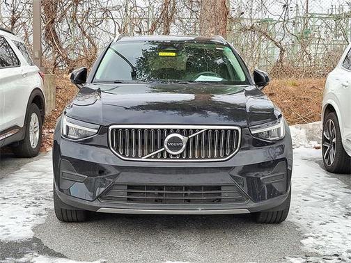 2025 Volvo XC40 B5 Core Bright Theme
