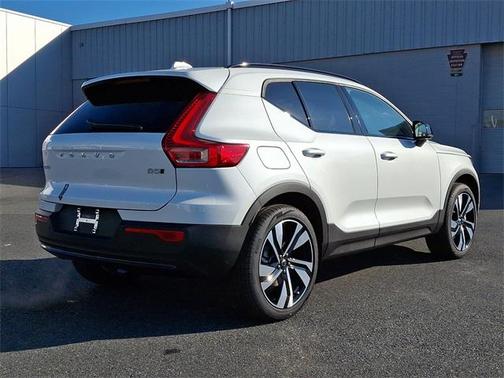 2025 Volvo XC40 Plus Dark Theme