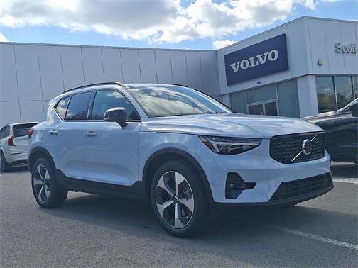 2026 Volvo XC40 B5 Plus