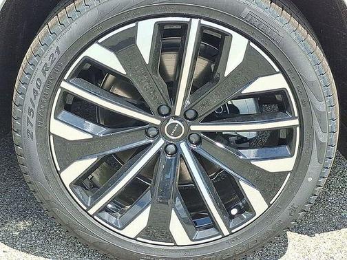 Crystal White Pearl 2026 Volvo XC90 Plus, B5 AWD Gas (mild hybrid), Gasoline, Bright, 7 Seats