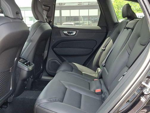 Onyx Black Metallic 2026 Volvo XC60 B5 Ultra Black Edition