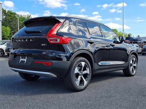 2025 Volvo XC40 B5 Plus Bright Theme